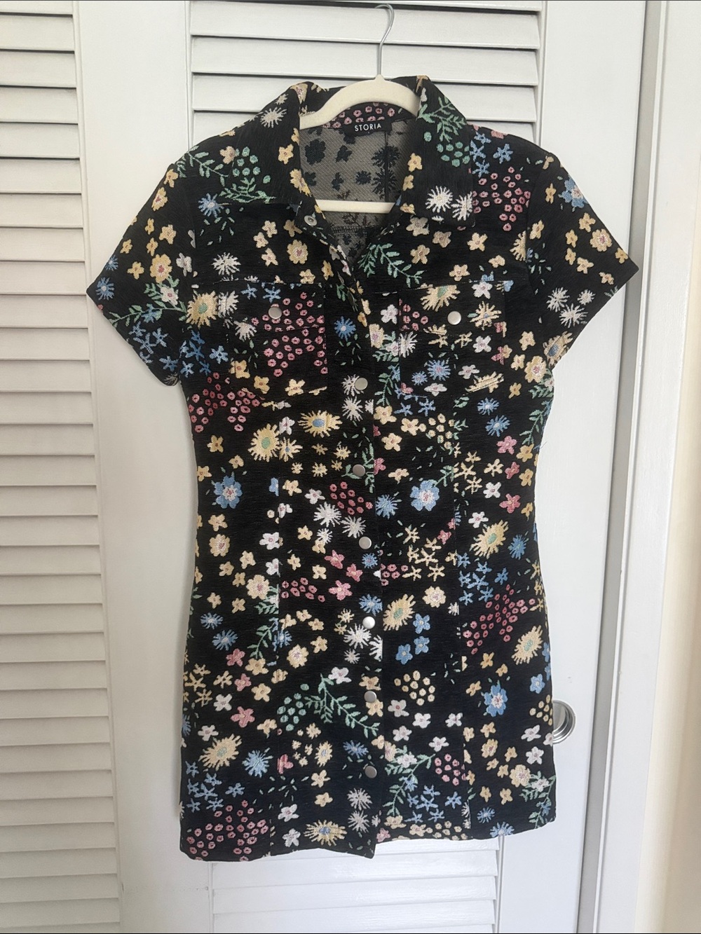Storia black floral button down dress Large